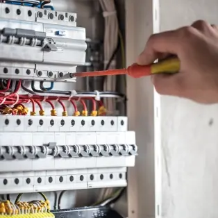 Técnico reparando tablero eléctrico en Viña del Mar