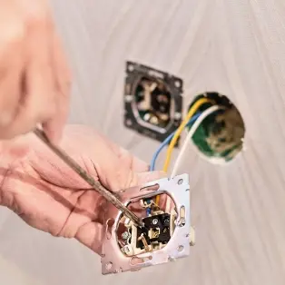 Técnico reparando enchufe en Viña del Mar